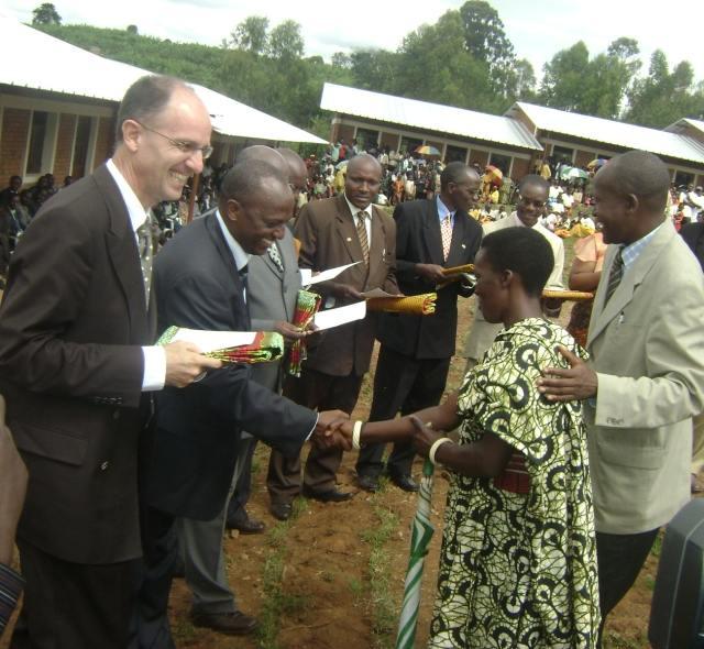Der Botschafter der Bundesrepublik Deutschland, JochenWeiß und der Verteidigungsminister der Republik Burundi, Germain Niyoyankana verleihen am 22.Mai 2009 bei der Einweihungsfeier auch die Zeugnisse an die Teilnehmerinnen der 4. Alphabetisierungskampagne, die ebenfalls vom Arbeitskreis initiiert wurde.